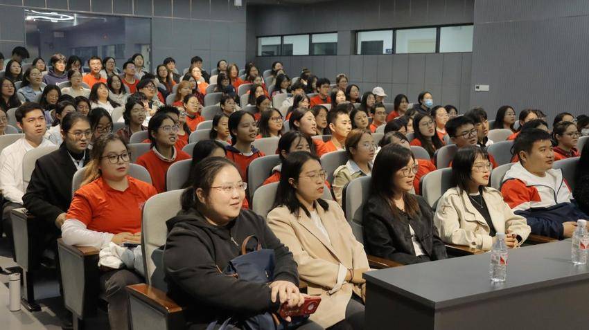 烈士后人进课堂 成人色情网
做鲜做活思政课.docx